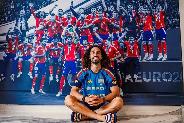 Cucurella: Gra w Realu to Zaszczyt