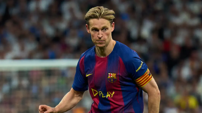 De Jong suffers setback as knee pain returns on the pitch