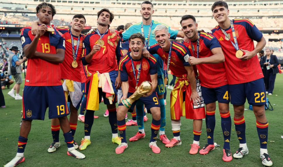 Barcelona cancel World Cup tribute and back Estelada display