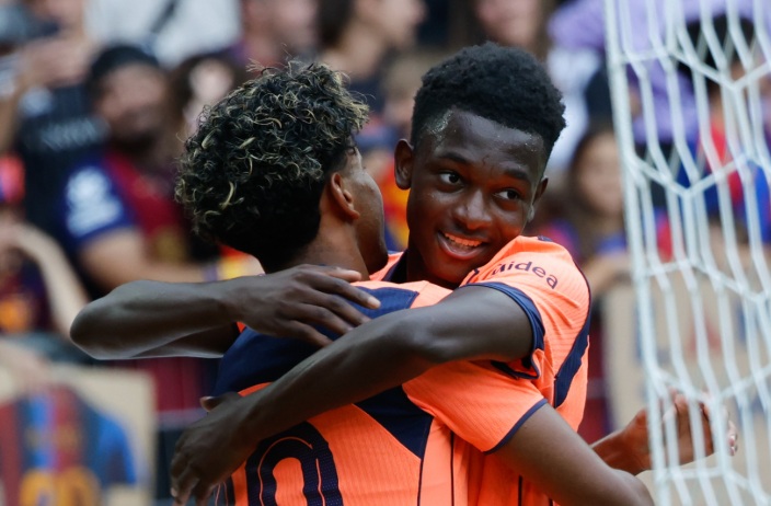 De Jong and Koundé guide Bisiwu. Raphinha impresses him most