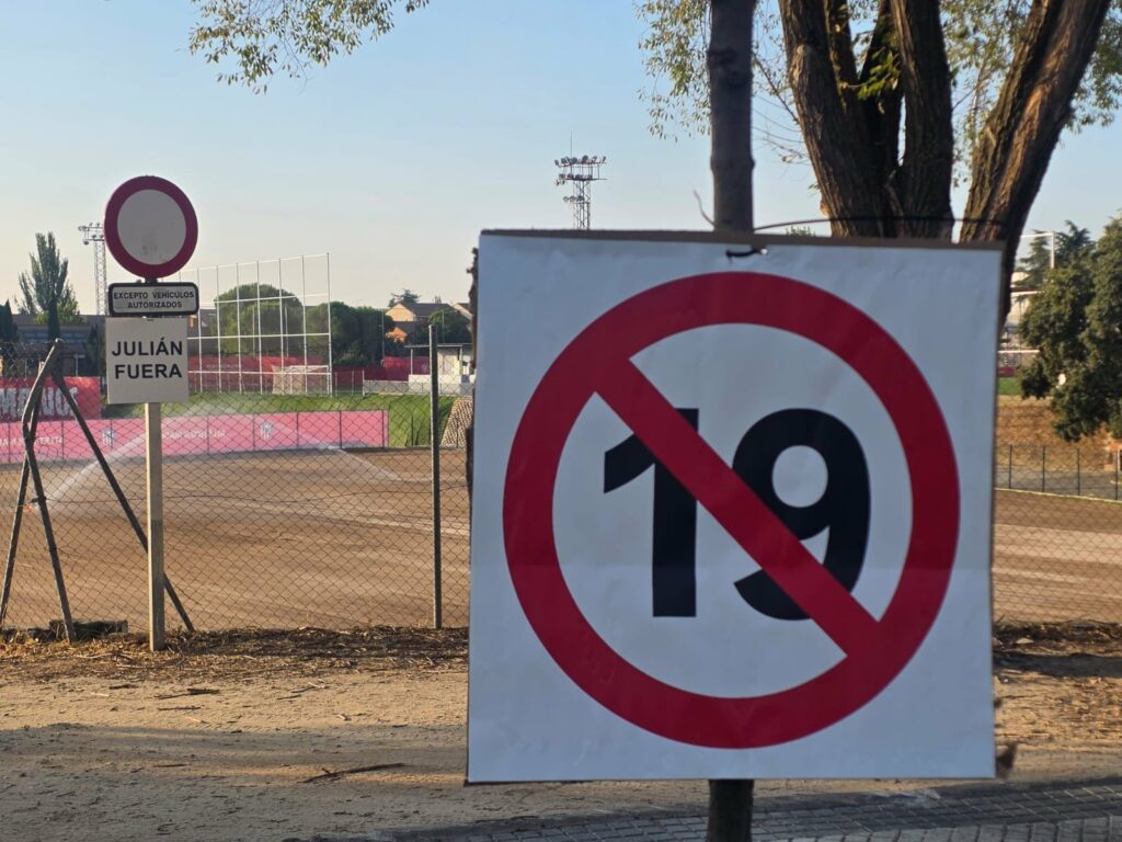“Julián, leave.” Barcelona have not signed Álvarez, but the banners are already out in Madrid