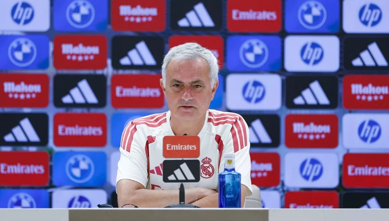 Mourinho takes a swipe at referees: “Unity is strength”