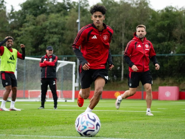15-letni talent chce odejść z Manchesteru United. Barcelona i Real obserwują sytuację