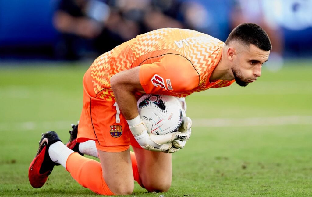 Barcelona await Joan García diagnosis after Flick confirms knee issue