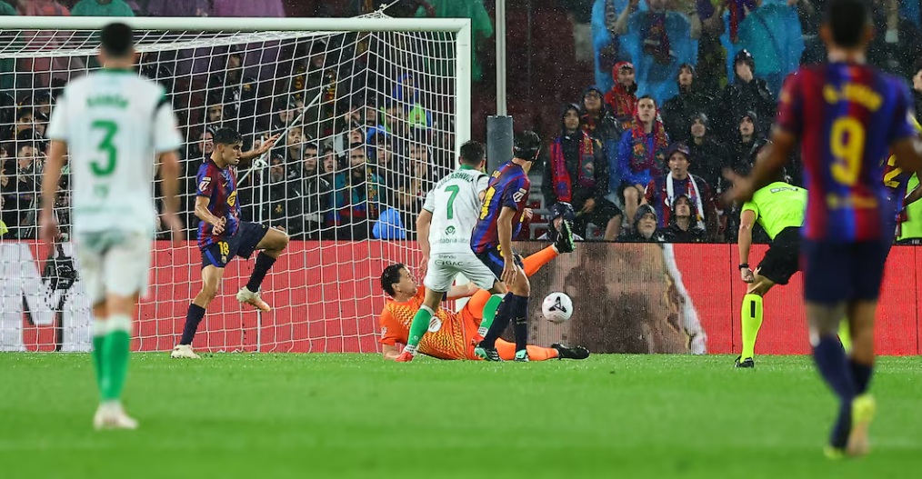 Szczęsny’s mistake reopens Barcelona’s goalkeeper debate as Livaković waits