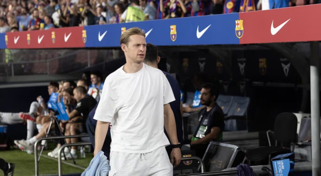 Two months after his injury, De Jong still faces a decision that could cost him the season