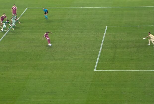 VAR zastosował nieaktualną wykładnię? Karny Mbappé powinien zostać powtórzony