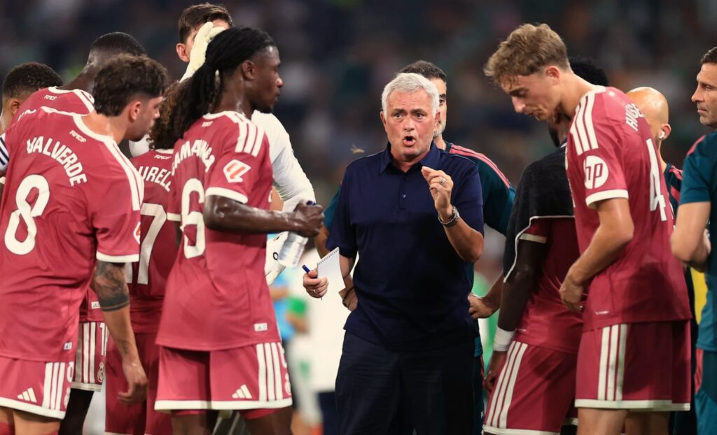 Mourinho praises Carlos Espí: “I couldn’t be happier with him”