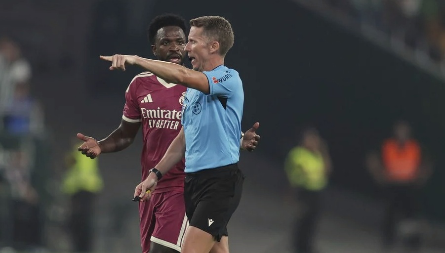 Real Madrid TV highlights two standards: a booking for Vinícius, smiles for Barcelona