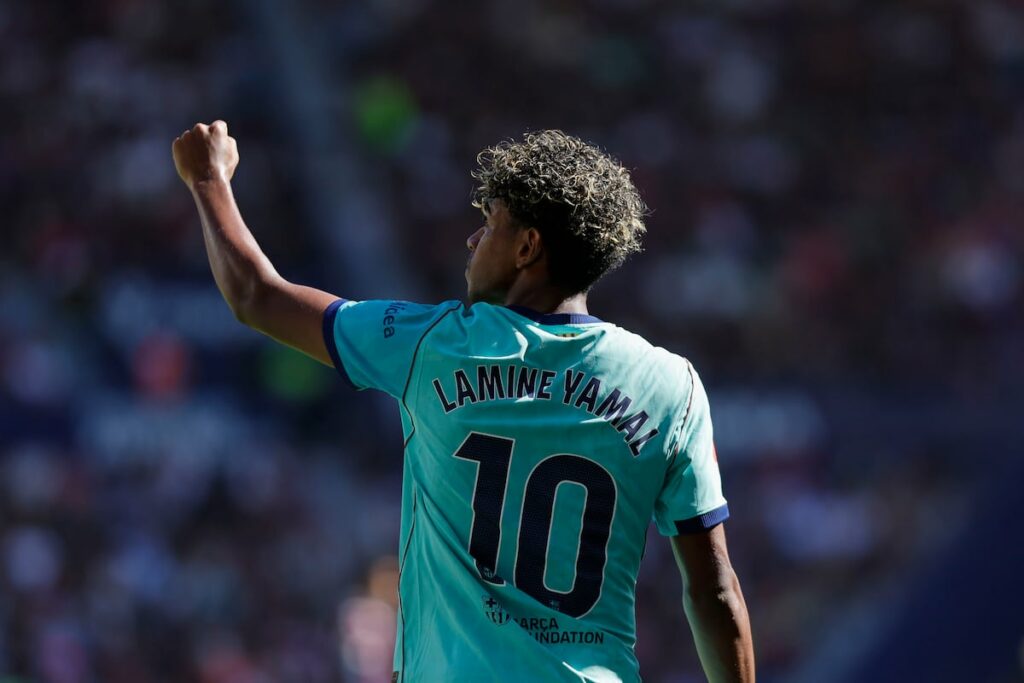 Barcelona beat Levante 4-2 after turning a cruise into late drama
